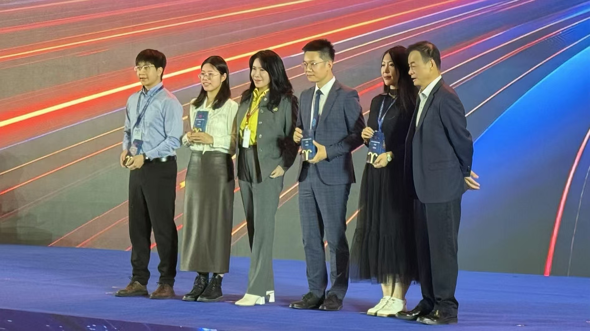 倍头条 | 壹定发董事长权秋红受邀出席2024证券时报·新财富杂志分析师年会颁奖礼 